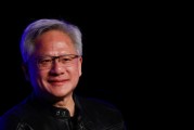 六爻简单英伟达黄仁勋：编程人工智能如今就像训练一个人