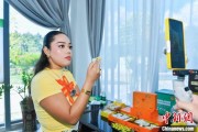 六爻简单泰国主播品三亚榴莲：“尝到了家乡味”