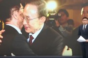 六爻简单李明博、朴槿惠给金文洙打气 鼓励其争取赢得韩国大选