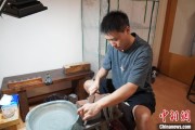 六爻简单成都“90后”小伙“十年磨一剑”：从爱好者到守艺人 传播中国文化