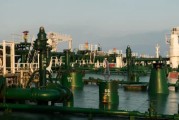 六爻简单国际油价周二收高 地缘政治担忧与美元走弱双重支撑